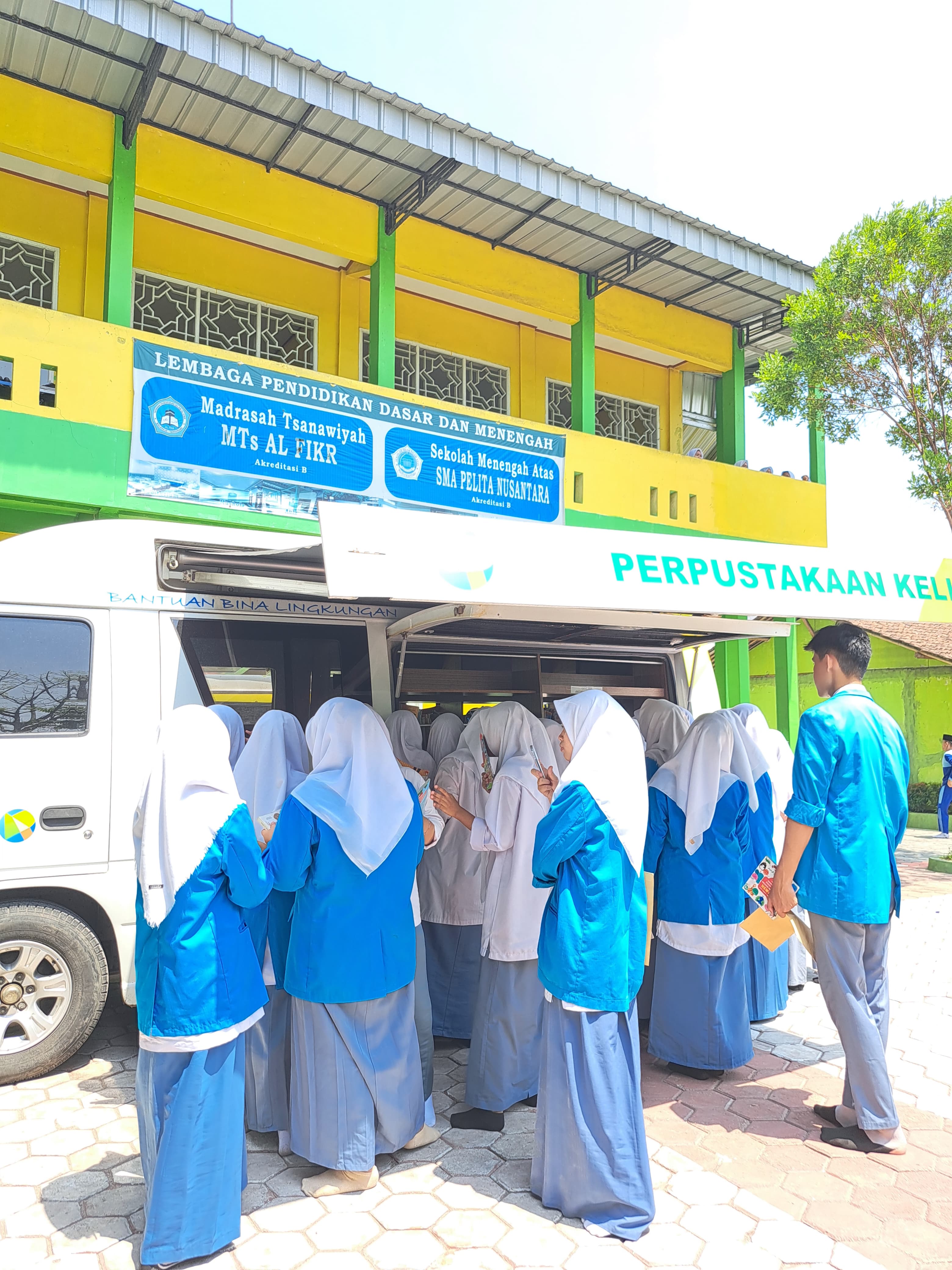 Gambar mobil perpustakaan daerah keliling